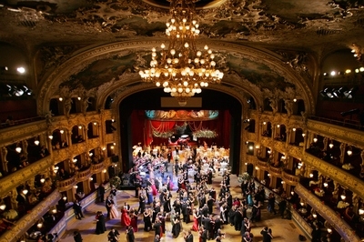 Státní opera bývá i dějištěm pražských Plesů v opeře. 