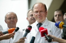 Tým lékařů vedl špičkový ortoped Pavel Dungl.