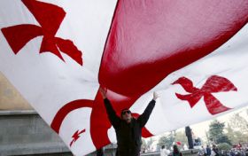 Demonstrant s gruzínskou vlajkou