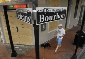 Slavná Bourbon Street se nevylidnila. Některé podniky mají otevřeno.
