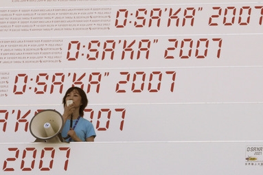 Členka pořadatelského týmu MS v Ósace před slavnostním zahájením.