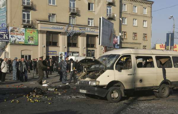 Vůz zničený explozí sebevražedného atentátníka. Vůz zničený explozí sebevražedného atentátníka.