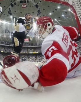 Brankář Red Wings Chris Osgood bude opět odolávat nájezdům Penguins.