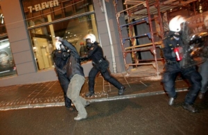 Zásah pořádkové policie proti demonstrantům.