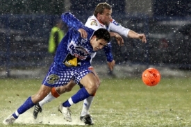 Lukáš Zoubele z SK Kladno a Daniel Tchuř z FC Baník Ostrava (vzadu).