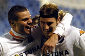 Ostravští fotbalisté se radují ze vstřelené branky.