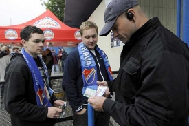 Kontrola diváků před stadionem fotbalistů Ostravy.