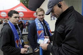 Kontrola diváků před fotbalových stadionem v Ostravě.