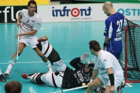 Lotyšští hráči (v bílém) a český reprezentant Milan Fridrich. Lotyšští hráči (v bílém) a český reprezentant Milan Fridrich.