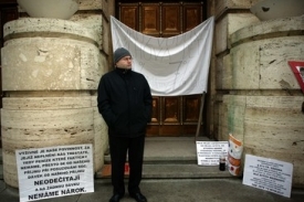 Rozzlobení otcové protestují před ministerstvem už od rána.