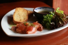 Marinovaný norský losos gravlax (95 Kč) s koprovým dresinkem, medem a hořčicí