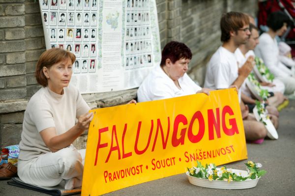 Heslo hnutí Falun Gong.