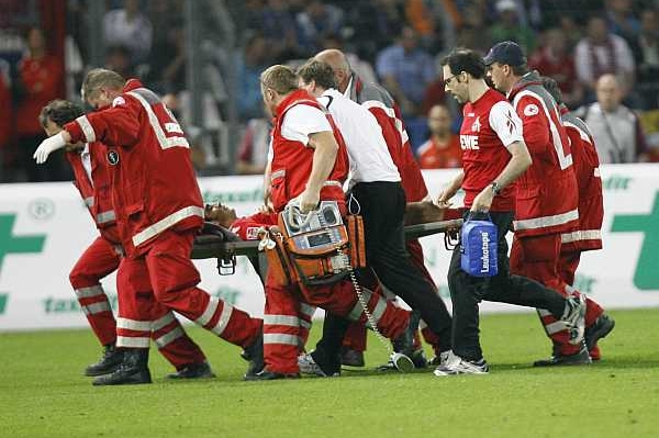 Turecký fotbalista Ümit Özat z Kolína nad Rýnem odnášen na nosítkách.