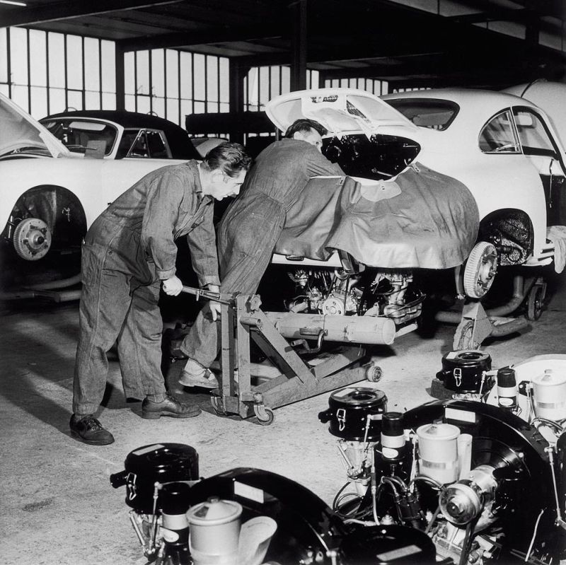 Motor za zadní nápravu umísťuje Porsche už šedesát let. 