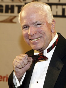 John McCain naznačuje s &uacute;směvem &uacute;der pravačkou.