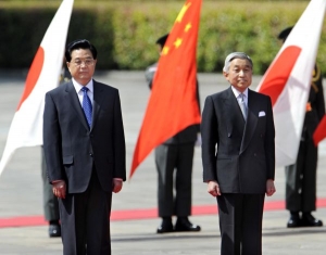 Č&iacute;nsk&yacute; preziden Chu a japonsk&yacute; c&iacute;sař Akihito u imperi&aacute;ln&iacute;ho pal&aacute;ce.