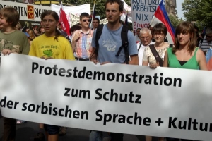 Mladí Lužičtí Srbové demonstrují proti krácení peněz na jejich podporu
