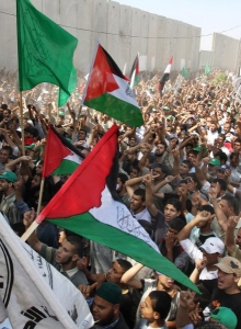 Gazan&eacute; protesuj&iacute; proti uzavřen&iacute; egyptsk&eacute;ho přechodu v Raf&aacute;hu.