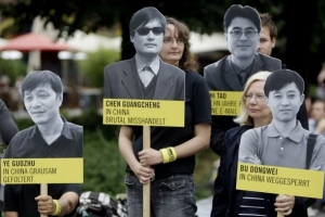 Demonstrace AI na podporu zadržen&yacute;m v Č&iacute;ně.