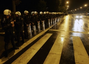 Policie chrání budovu zvláštního soudu.