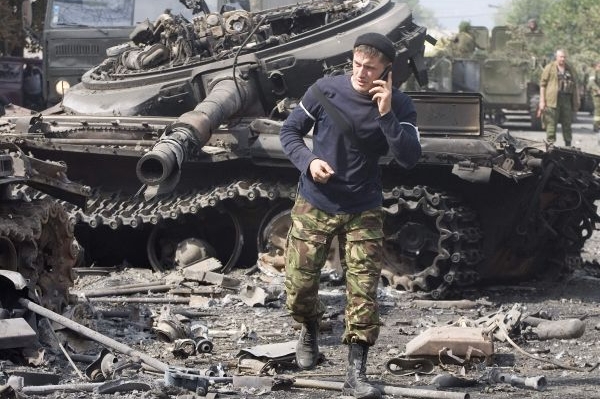 Zničený tank v ulicích jihoosetského centra Cchinvali.