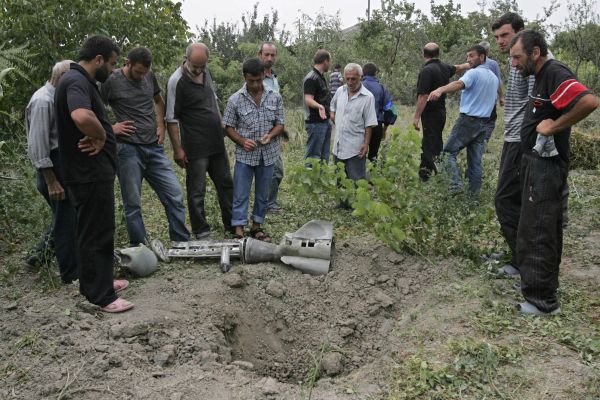 Gruzínci postávají kolem zbytků (údajně) ruské tříštivé bomby.