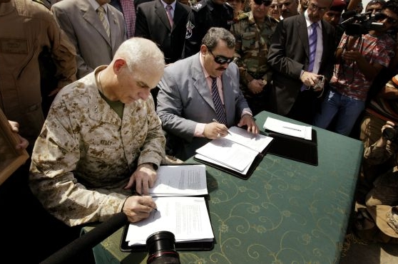 Americký velitel Anbáru John Kelly a irácký guvernér Mamún Rašíd.