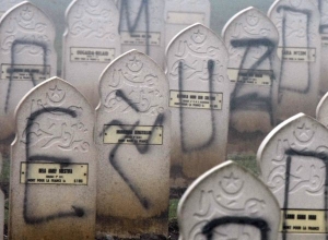 Vandalové na náhrobky přidali i svastiku.