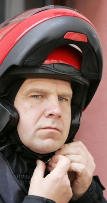 Dieter Althaus helmu měl... Na sn&iacute;mku s motork&aacute;řskou přilbou.