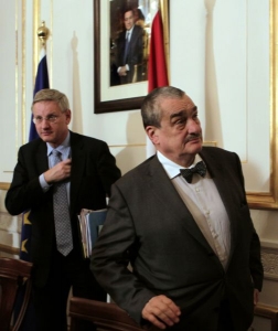 Karel Schwarzenberg odchází z tiskové konference.