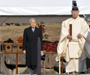 C&iacute;sař Akihito kr&aacute;č&iacute; do chr&aacute;mu k &scaron;intoistick&eacute;mu ritu&aacute;lu. Běžn&yacute; den.