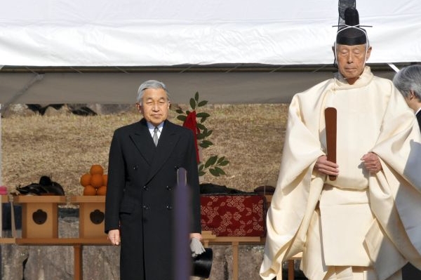Císař Akihito kráčí do chrámu k šintoistickému rituálu. Běžný den. Císař Akihito kráčí do chrámu k šintoistickému rituálu. Běžný den.