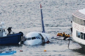 Přívozy berou na palubu cestující Airbusu.