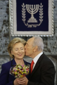 Izraelsk&yacute; prezident Peres před&aacute;v&aacute; květiny Hillary Clintonov&eacute;.