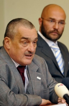 Ministr zahraničí Schwarzenberg a šéf PRT Václav Pecha.