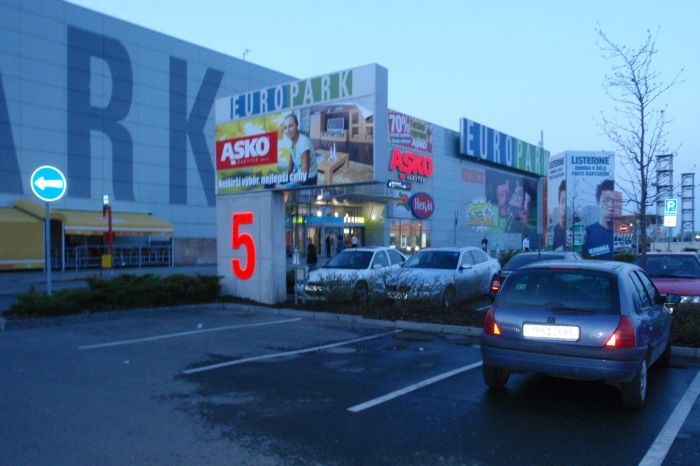 Tragédie se odehrála na parkovišti před obchodním centrem.