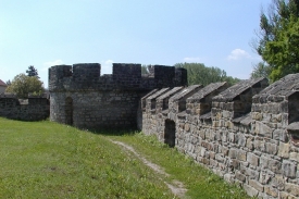 Mimořádně zachovalé hradby.