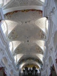Štukový strop.