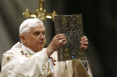 Papež Benedikt XVI. v bazilice sv. Petra. Papež Benedikt XVI. v bazilice sv. Petra.