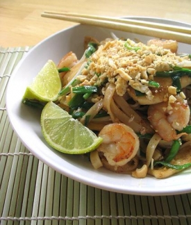 Thajské nudle pad thai.