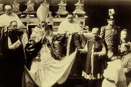 Papež Pius XII. se svou suitou.