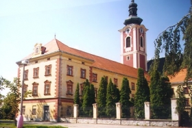 Z&aacute;mek Pacov ček&aacute; nov&aacute; budoucnost.