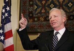 Senátor Joseph Lieberman na návštěvě v Islámábádu