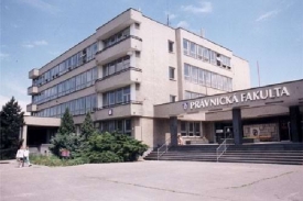 Pr&aacute;vnick&aacute; fakulta z&iacute;sk&aacute; chyběj&iacute;c&iacute; akreditaci.
