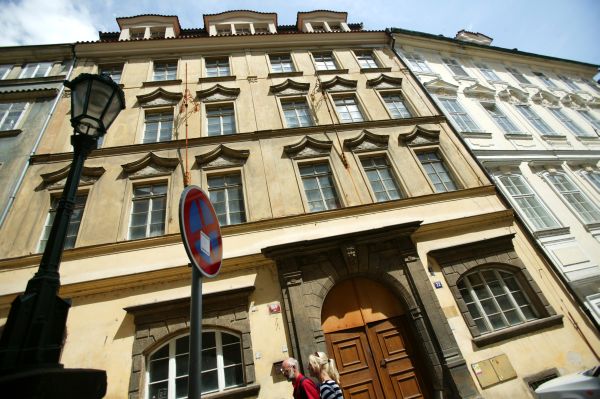 Palác v Thunovské ulici.