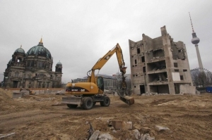 Bourání posledních zbytků paláce republiky.