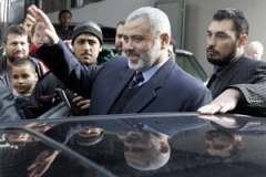 Palestinsk&yacute; premi&eacute;r Ismail Han&iacute;ja z hnut&iacute; Hamas nastupuje do auta cestou do saudskoarabsk&eacute; Mekky.