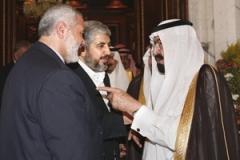 Saudsk&yacute; kr&aacute;l Abdall&aacute;h mlvu&iacute; s palestinsk&yacute;m premi&eacute;rem Ismailem Han&iacute;jou a vedouc&iacute;m představitelem Hamasu Chalidem Mi&scaron;alem.
