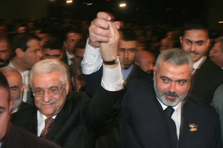 Prezident palestinské samosprávy Mahmúd Abbás a premiér Ismáíl Haníja