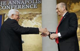 Mahmúd Abbás (vlevo) a Ehud Olmert na konferenci v Annapolis Mahmúd Abbás (vlevo) a Ehud Olmert na konferenci v Annapolis